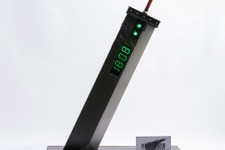 『FF7 リメイク』を象徴するバスターソード型デジタルクロックが予約受付開始―「片翼の天使」「エアリスのテーマ」で朝を迎えよう 画像