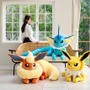 『ポケモン』イーブイとのサイズ差にビックリ！シャワーズ、サンダース、ブースターの「等身大ぬいぐるみ」受注販売は本日5月19日まで